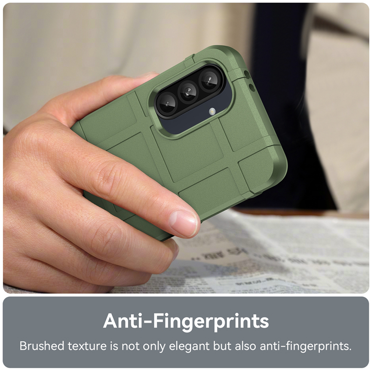 Main tenant un étui de téléphone vert olive avec une surface texturée.