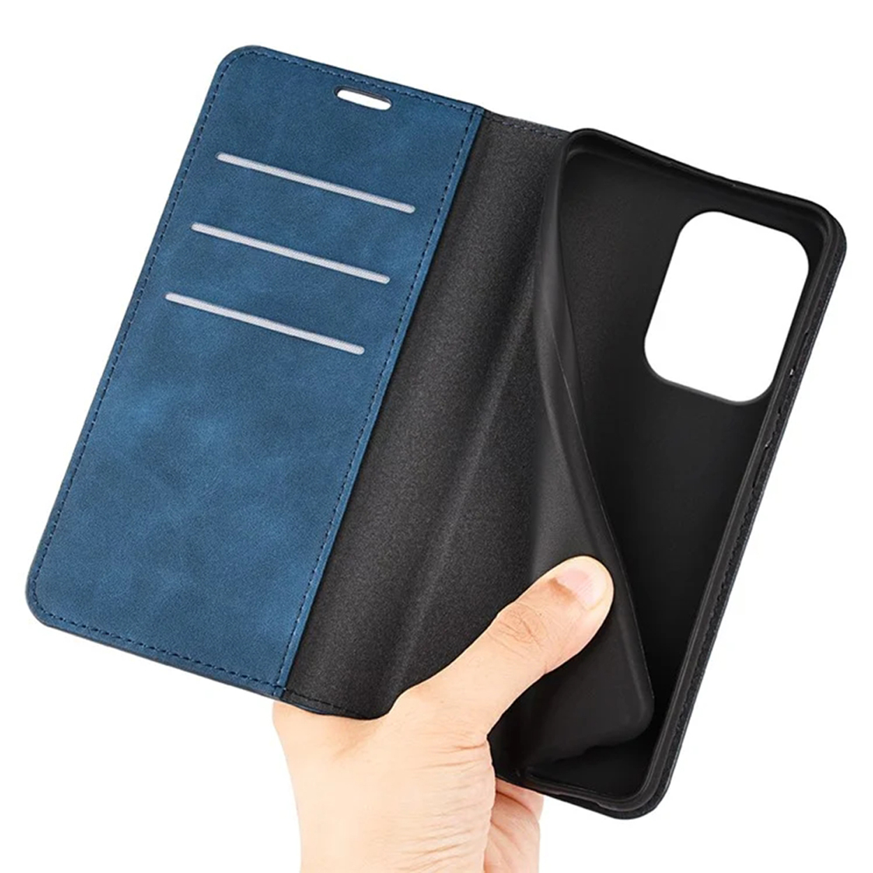 L'intérieur d'un étui de téléphone bleu. Une main tient un téléphone dans l'étui.