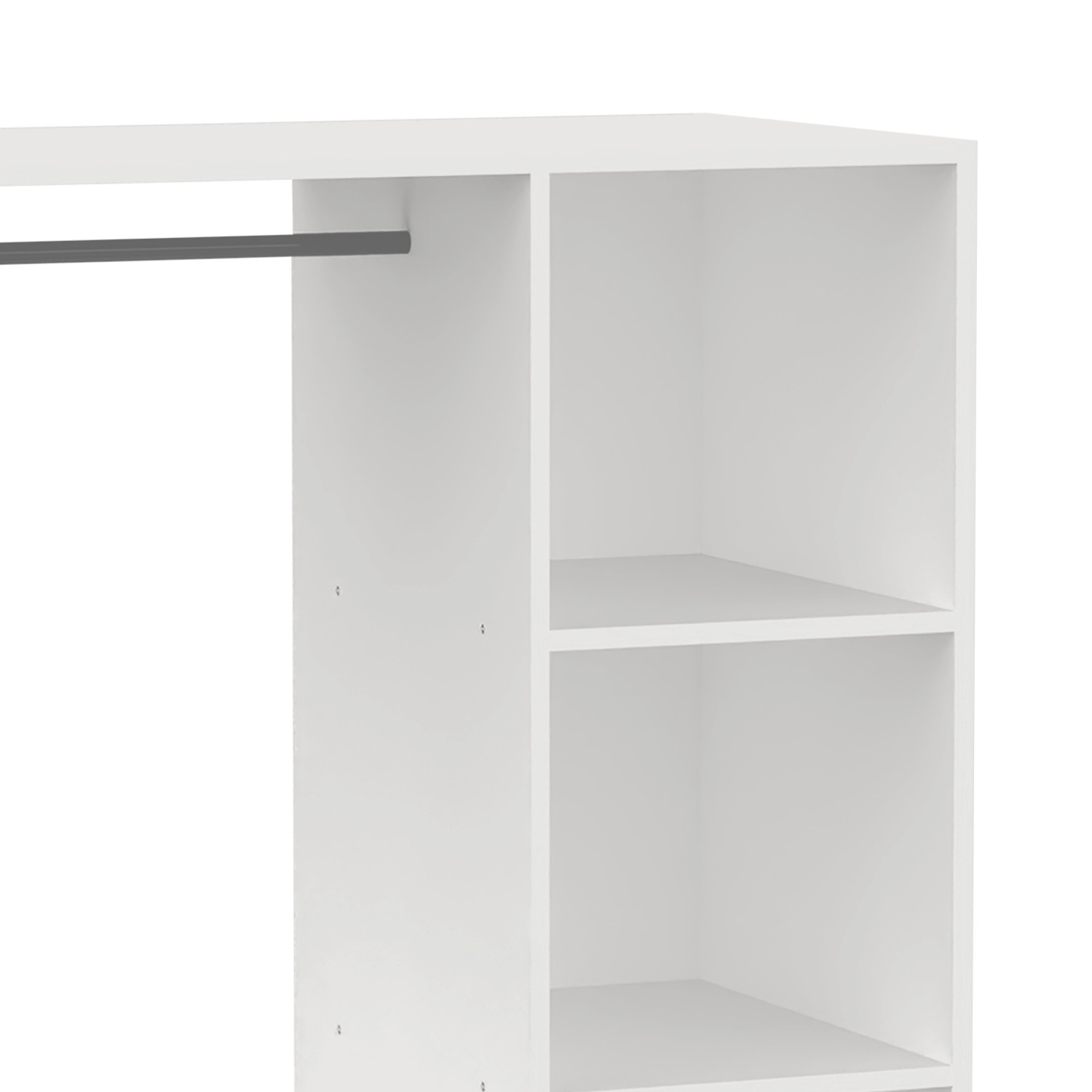 Primer plano de un armario blanco con estantes y barra. Fondo blanco.