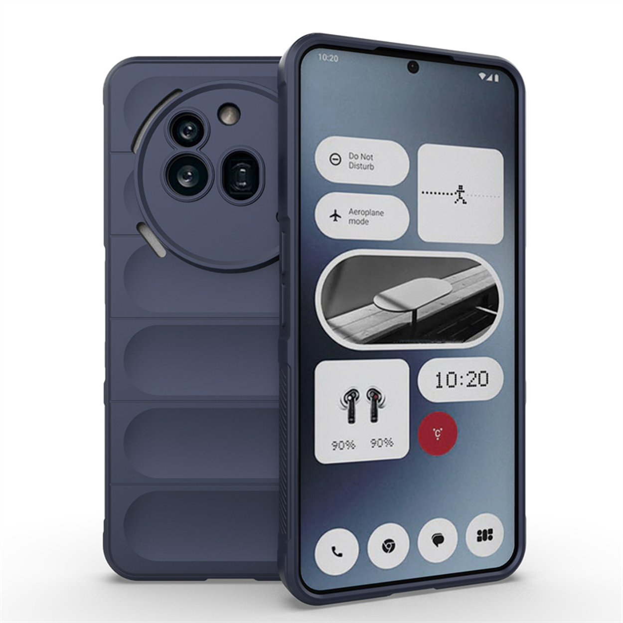 Donkerblauwe telefoonhoes met een telefoon erin. De telefoon toont de interface met de tijd en iconen.