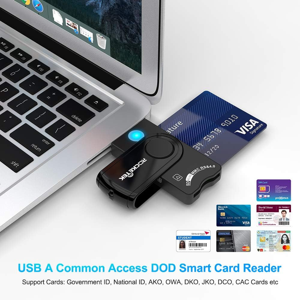 USB-Kartenleser an einem Laptop angeschlossen mit verschiedenen Karten, einschließlich Visa und Studentenausweis.