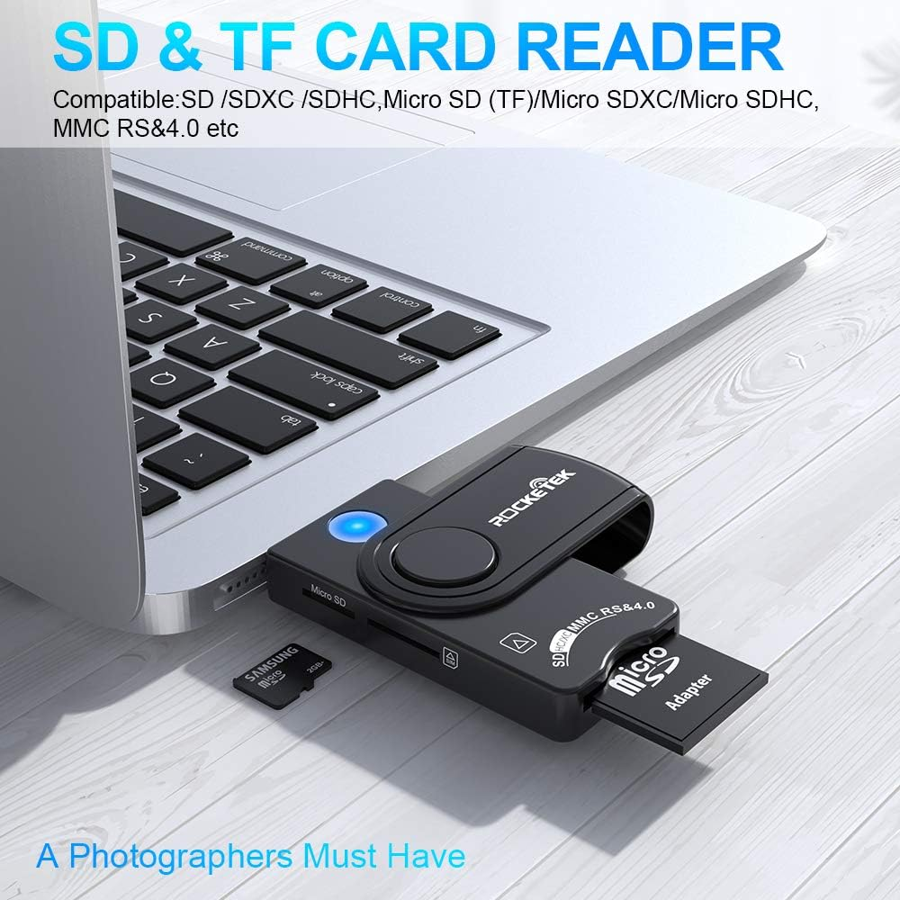 Ein Laptop mit einem SD-Kartenleser. Eine Micro-SD-Karte wird mit einem Micro-SD-Adapter eingesetzt.