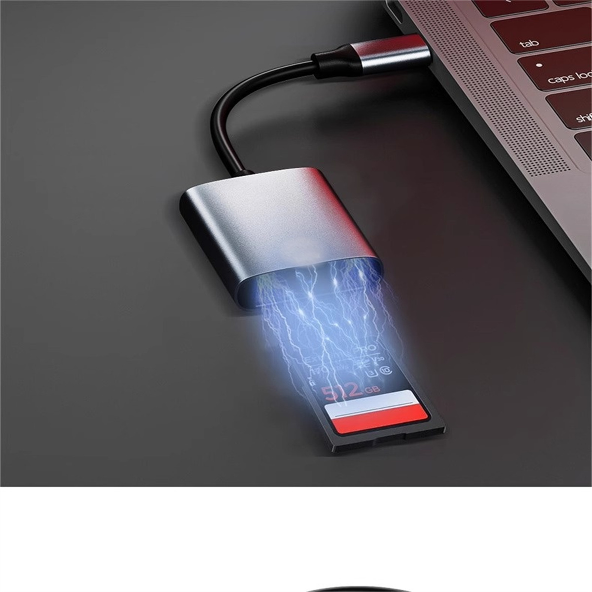 Silberner USB-C-Adapter mit eingesetzter SD-Karte. Blaue digitale Energielinien werden angezeigt.