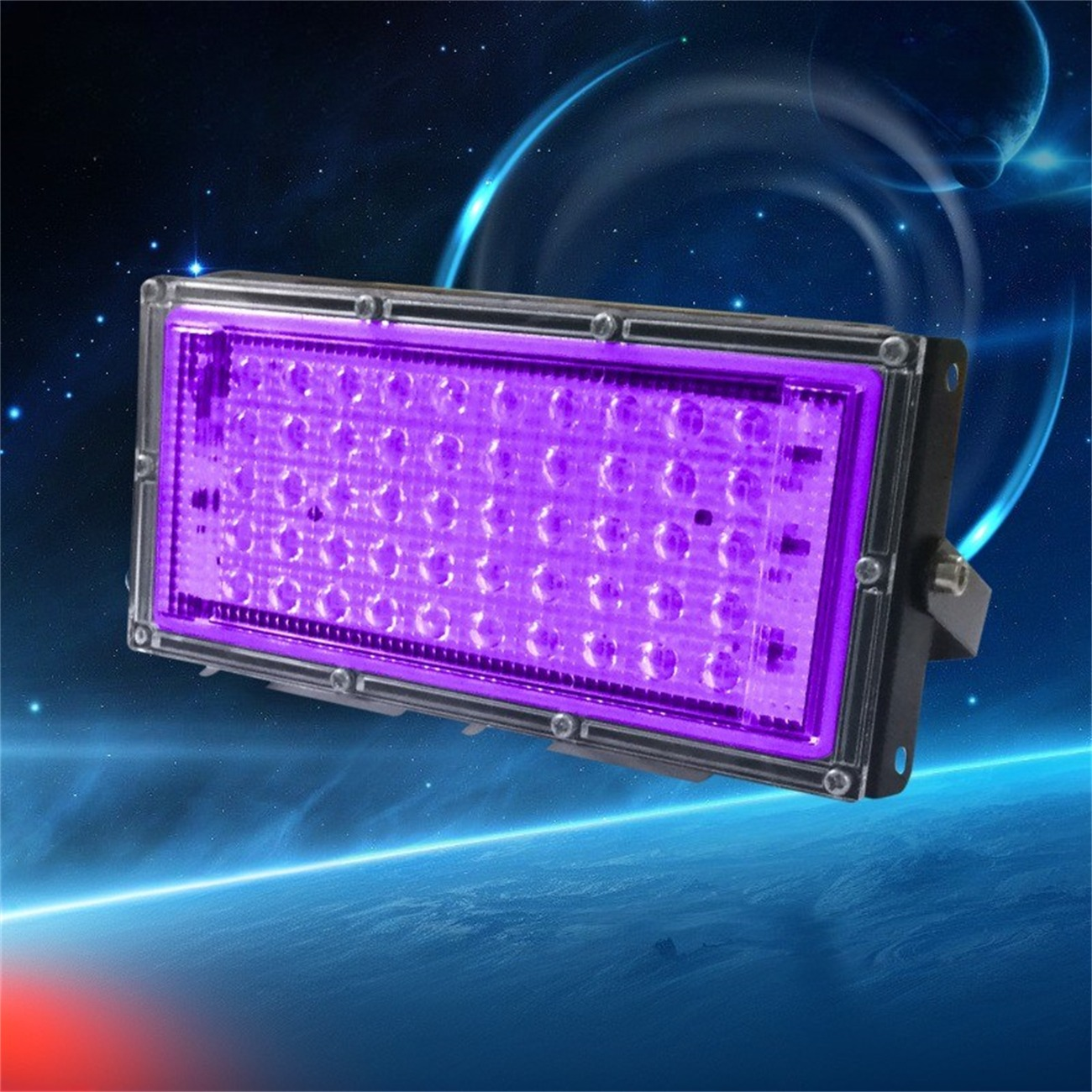 Rechteckiger lila LED-Flutlichtstrahler mit Metallrahmen vor Weltraumhintergrund.