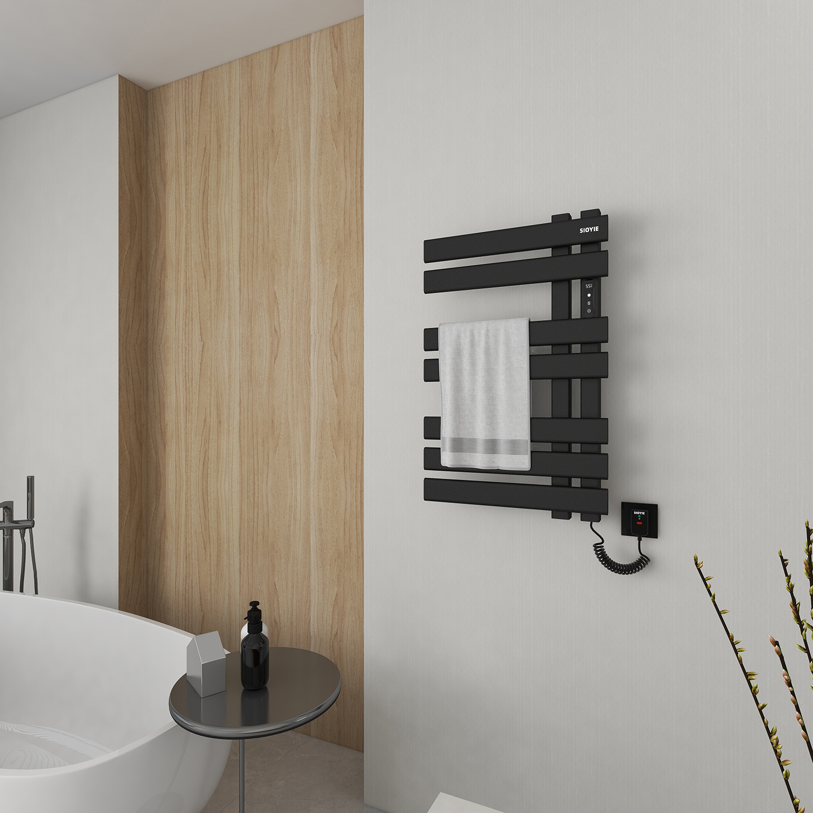 Schwarzer beheizter Handtuchhalter an einer weißen Wand im Badezimmer.