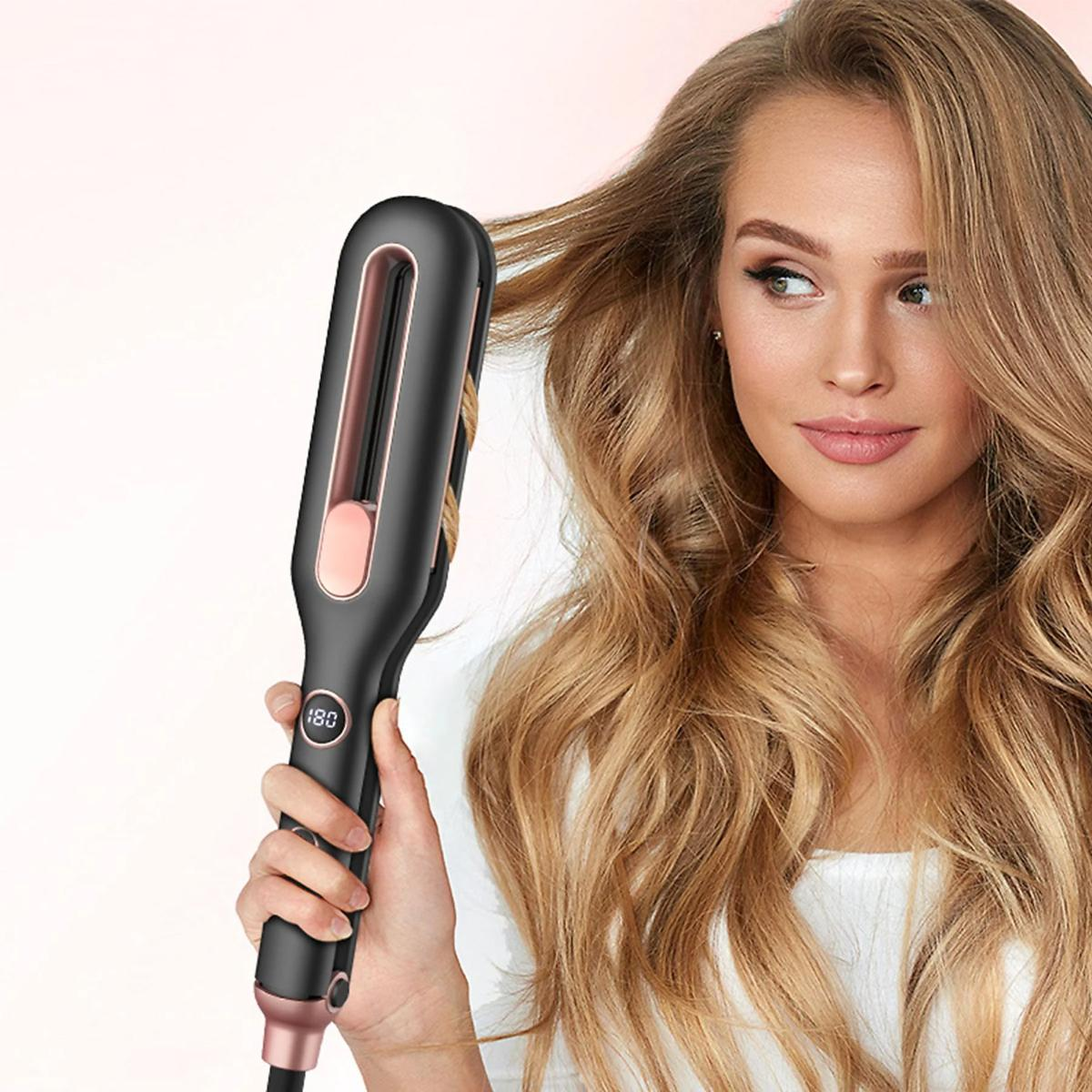 Frau, die einen schwarzen und roségoldenen Haarglätter auf langem blondem Haar verwendet.