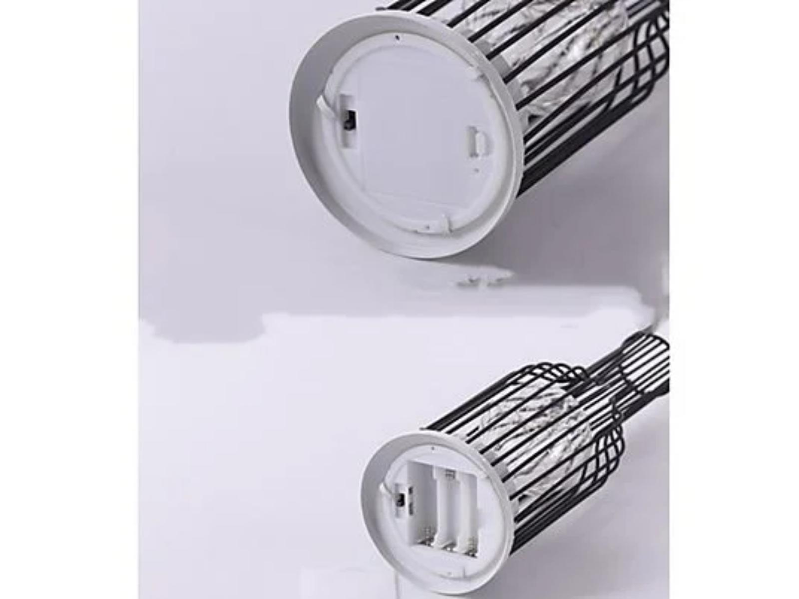 Zwei Lampen mit Drahtrahmen-Design. Weißer Hintergrund.