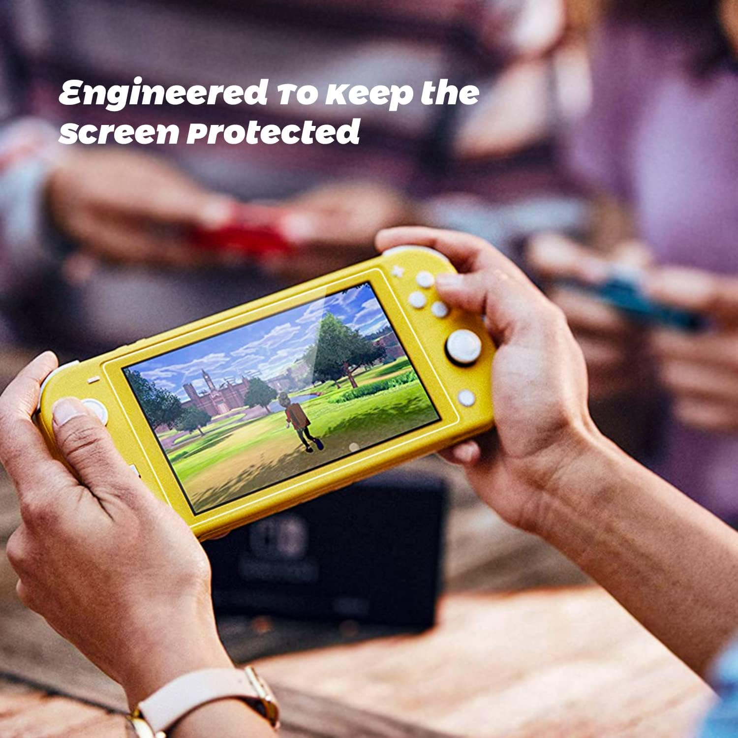 Person hält gelbe Nintendo Switch Lite beim Spielen.