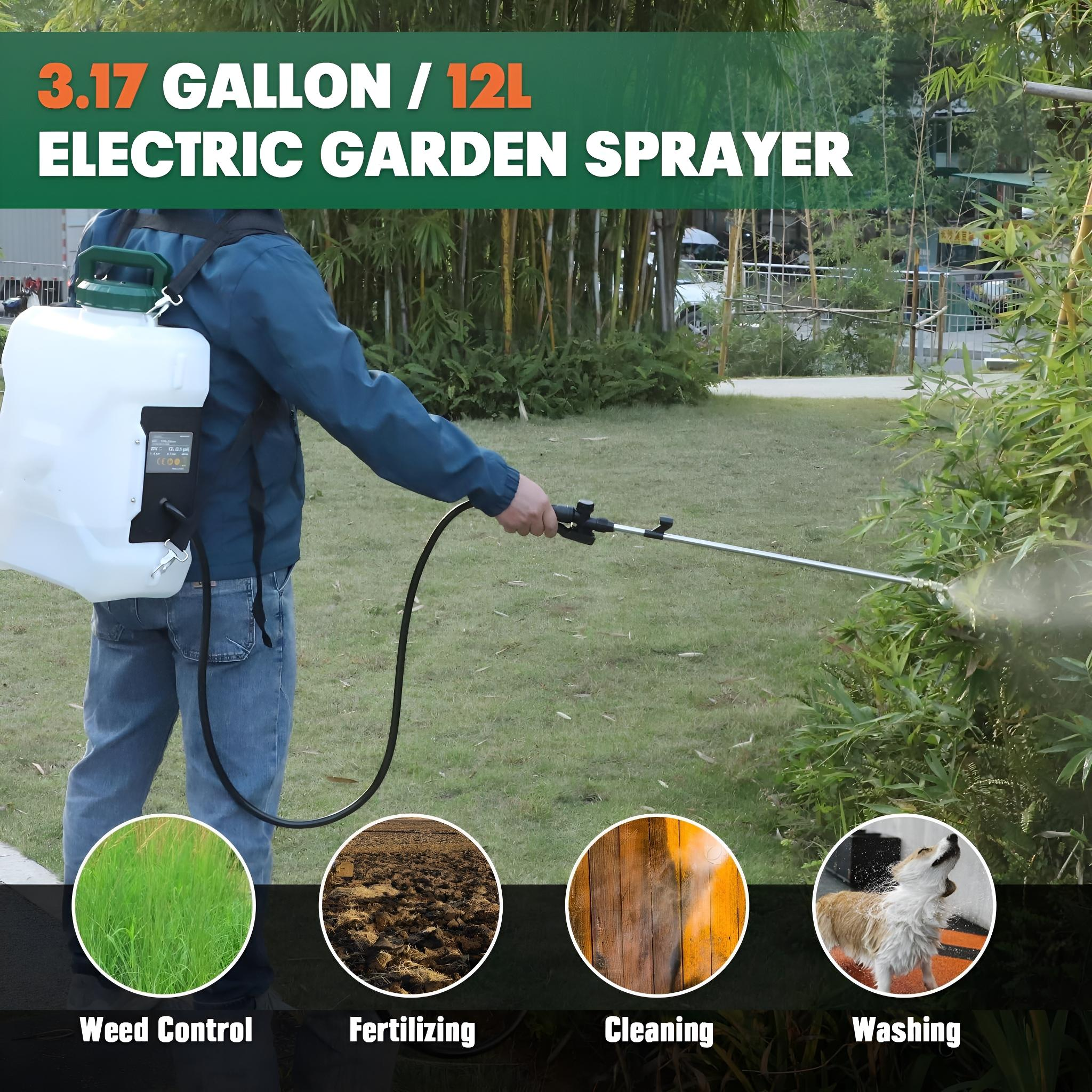 Ein Mann besprüht einen Garten mit einem elektrischen Sprühgerät. Es ist für Unkrautbekämpfung, Düngen, Reinigen.