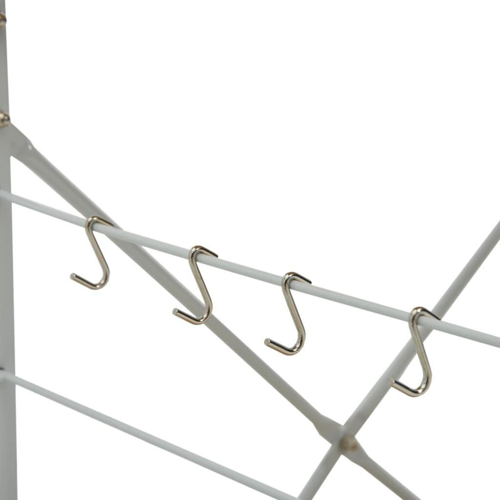 Nahaufnahme eines weißen Metallgestells mit vier Haken. Weißer Hintergrund.