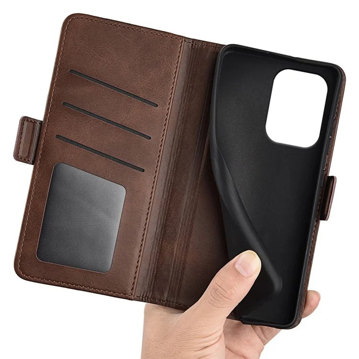 Bruine leren telefoonhoes open, met kaartsleuven en de hoes. Een hand houdt de hoes vast.