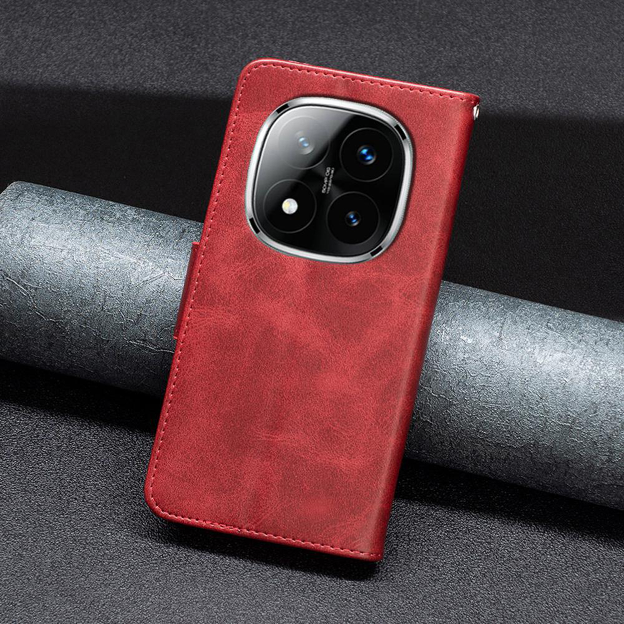 Rode telefoonhoes met een cameragedeelte. De achtergrond is donkergrijs.