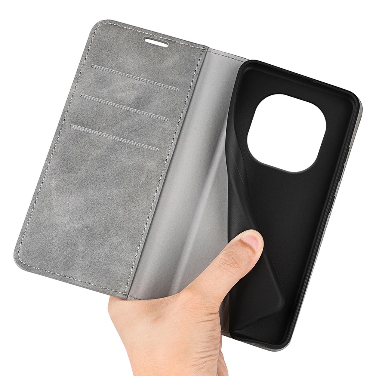 Main tenant un étui de téléphone portefeuille gris avec un insert de support de téléphone noir visible.