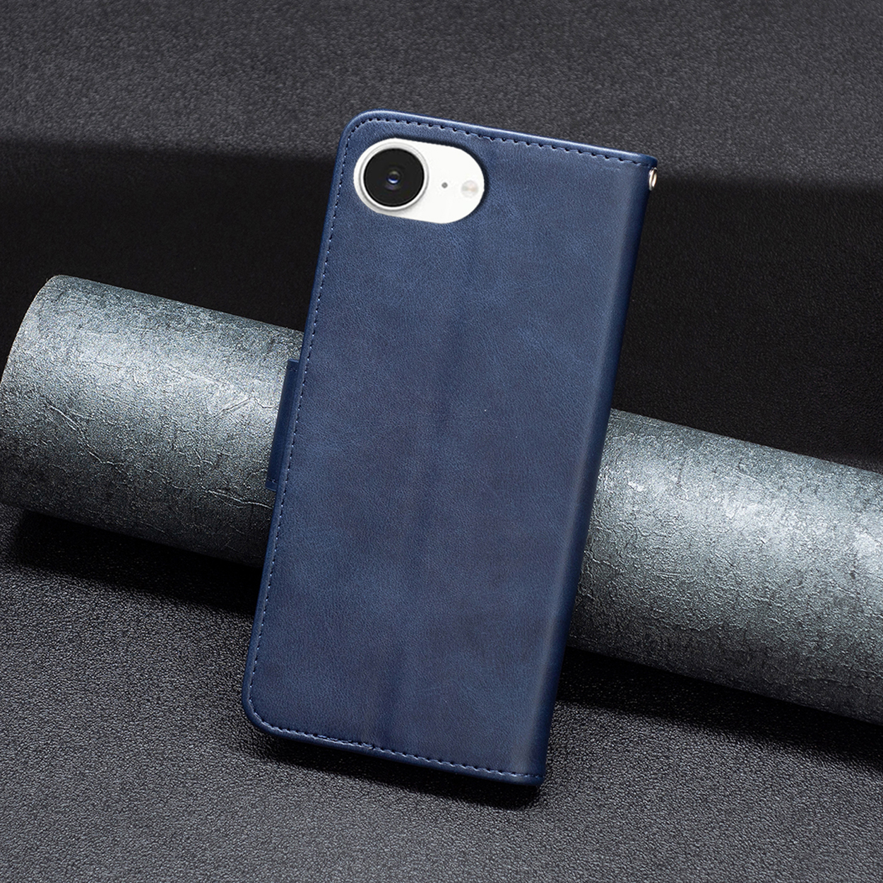 Blauwe telefoonhoes met een telefoon erin. De telefoon heeft één camera.