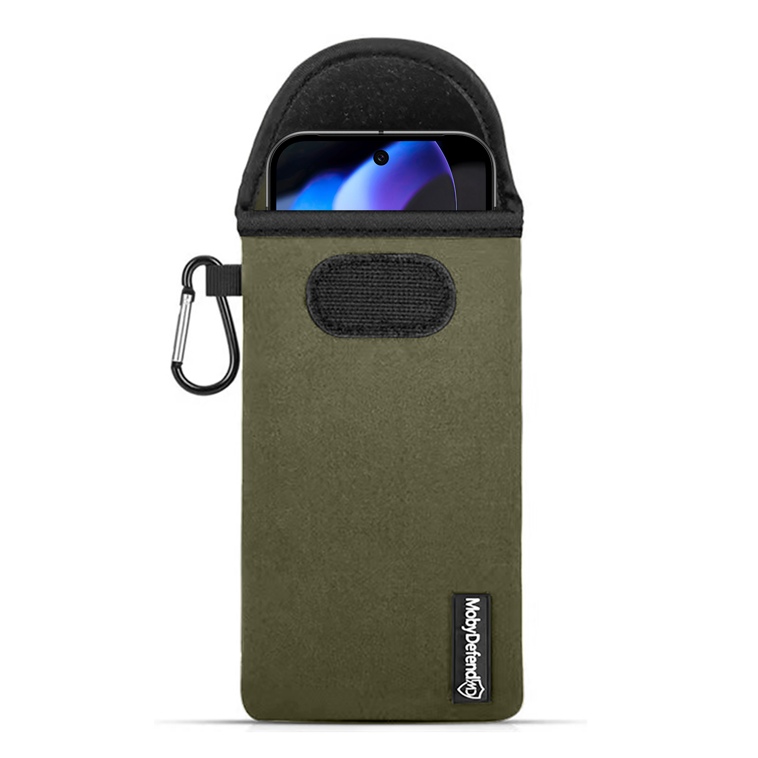 Olijfgroene telefoonsleeve met een karabijnhaak. De telefoon is zichtbaar. De merknaam is zichtbaar.