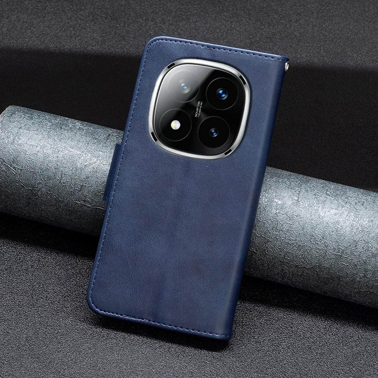 Blauwe telefoonhoes met een telefoon erin. De telefoon heeft een Leica camera. Zwarte achtergrond.