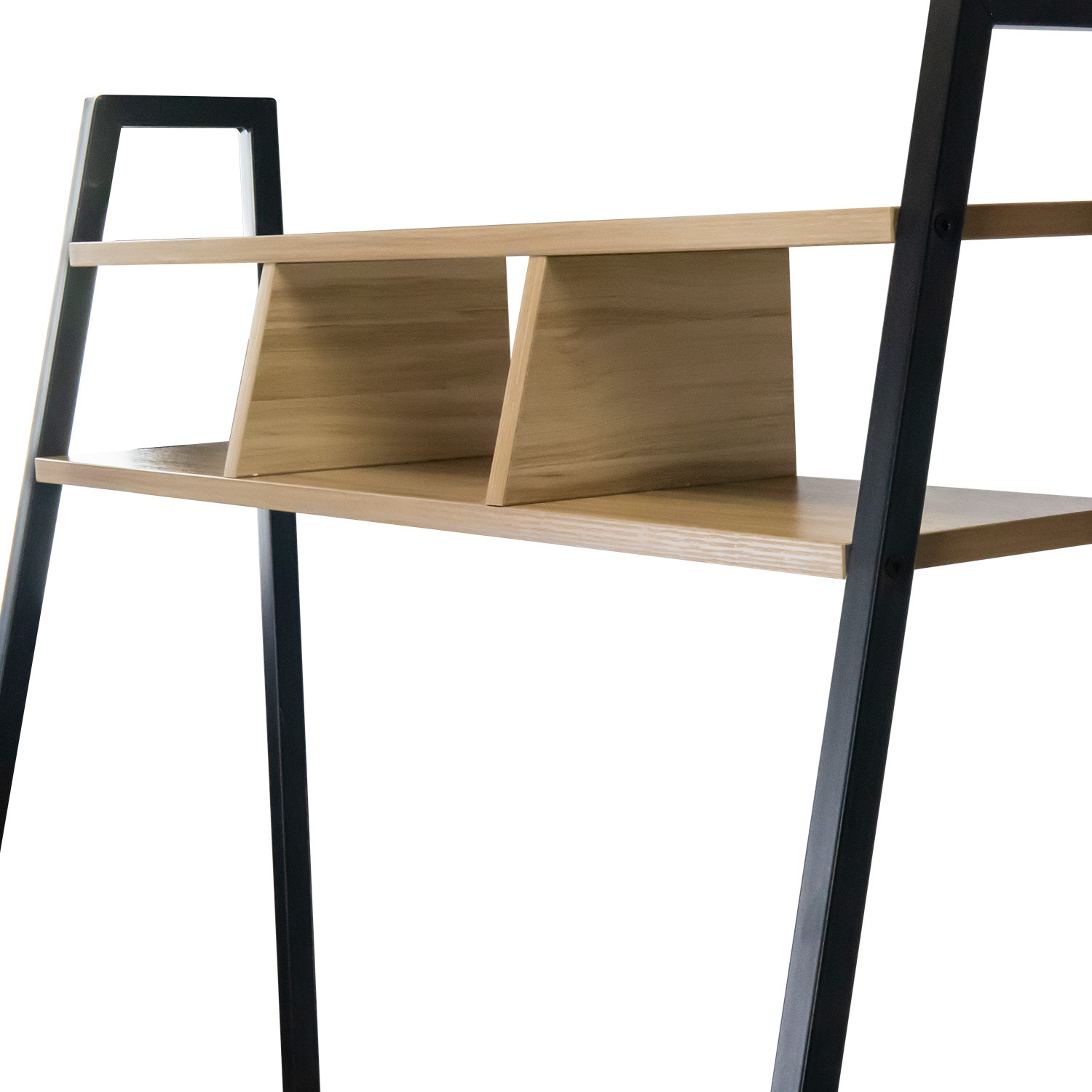 Primer plano de un escritorio con estantes de madera y marco de metal negro. Fondo blanco.