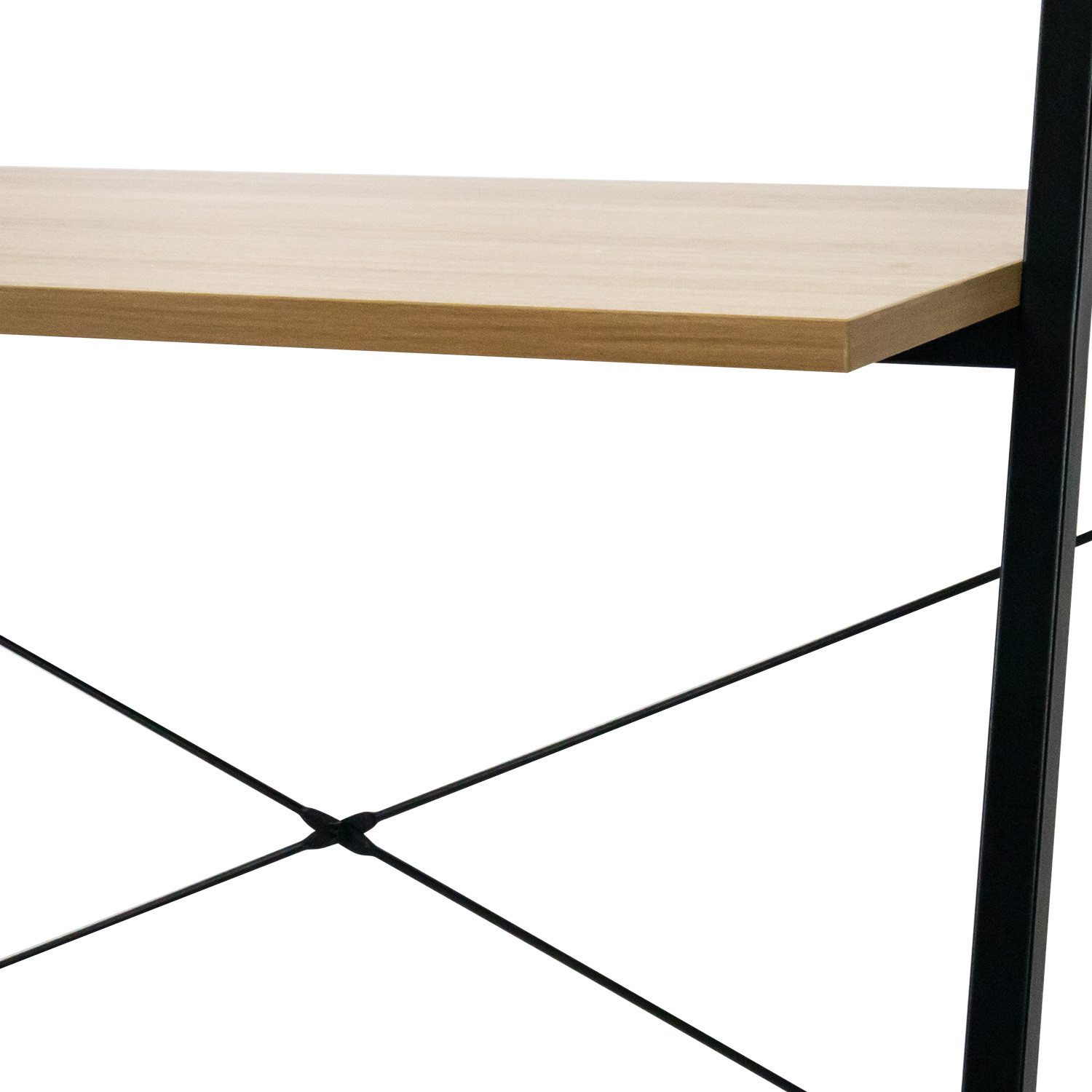 Primer plano de escritorio de madera con marco de metal negro.