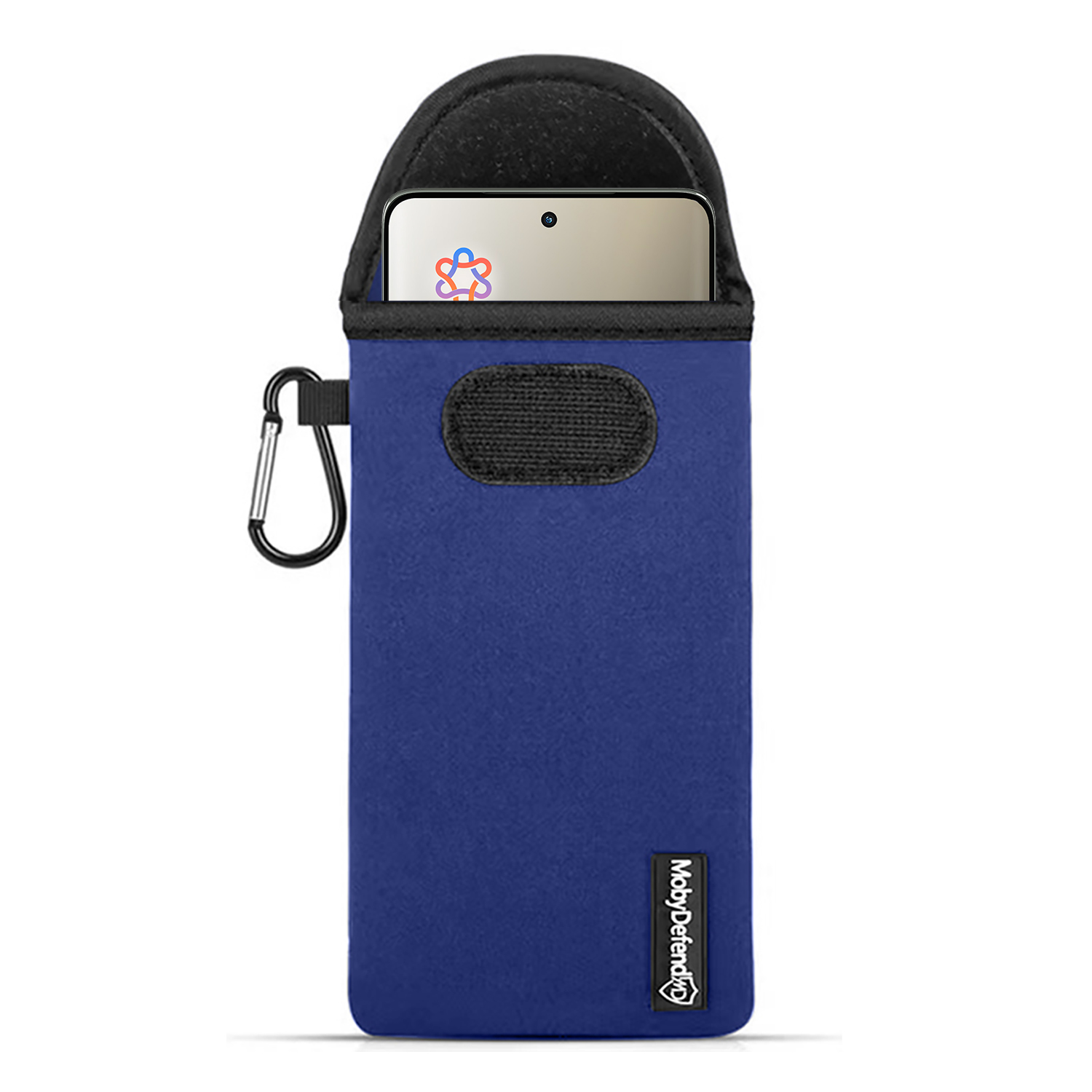Blauwe telefoonsleeve met een telefoon erin en een karabijnhaak. Witte achtergrond.
