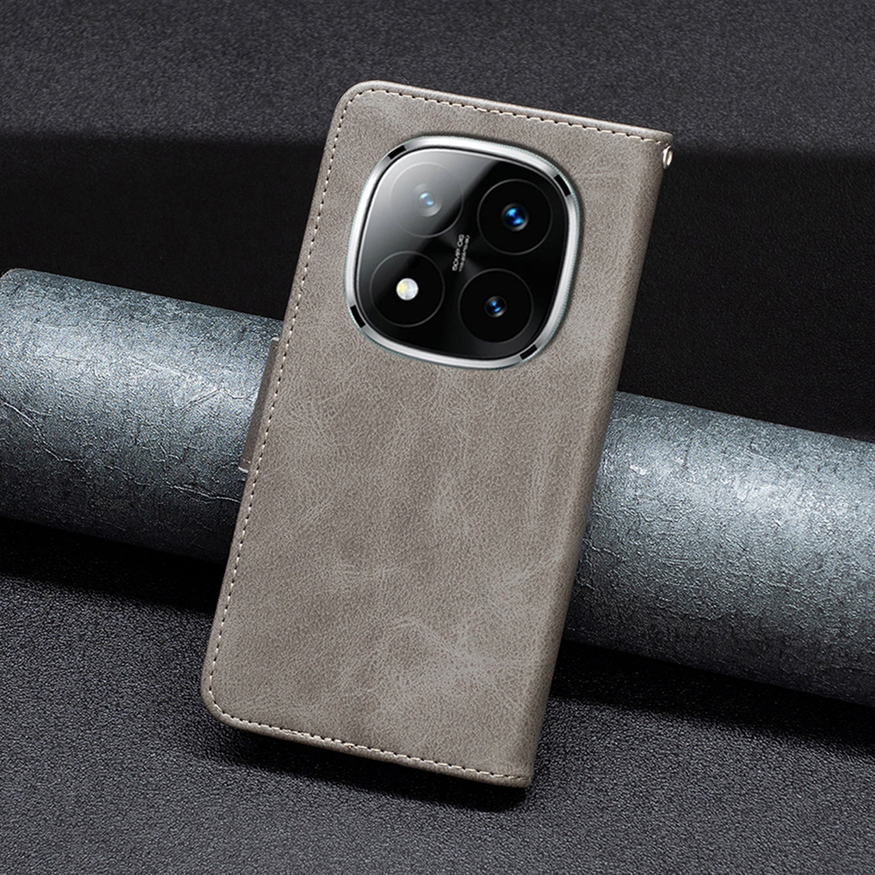 Étui de téléphone gris fermé, avec appareil photo.