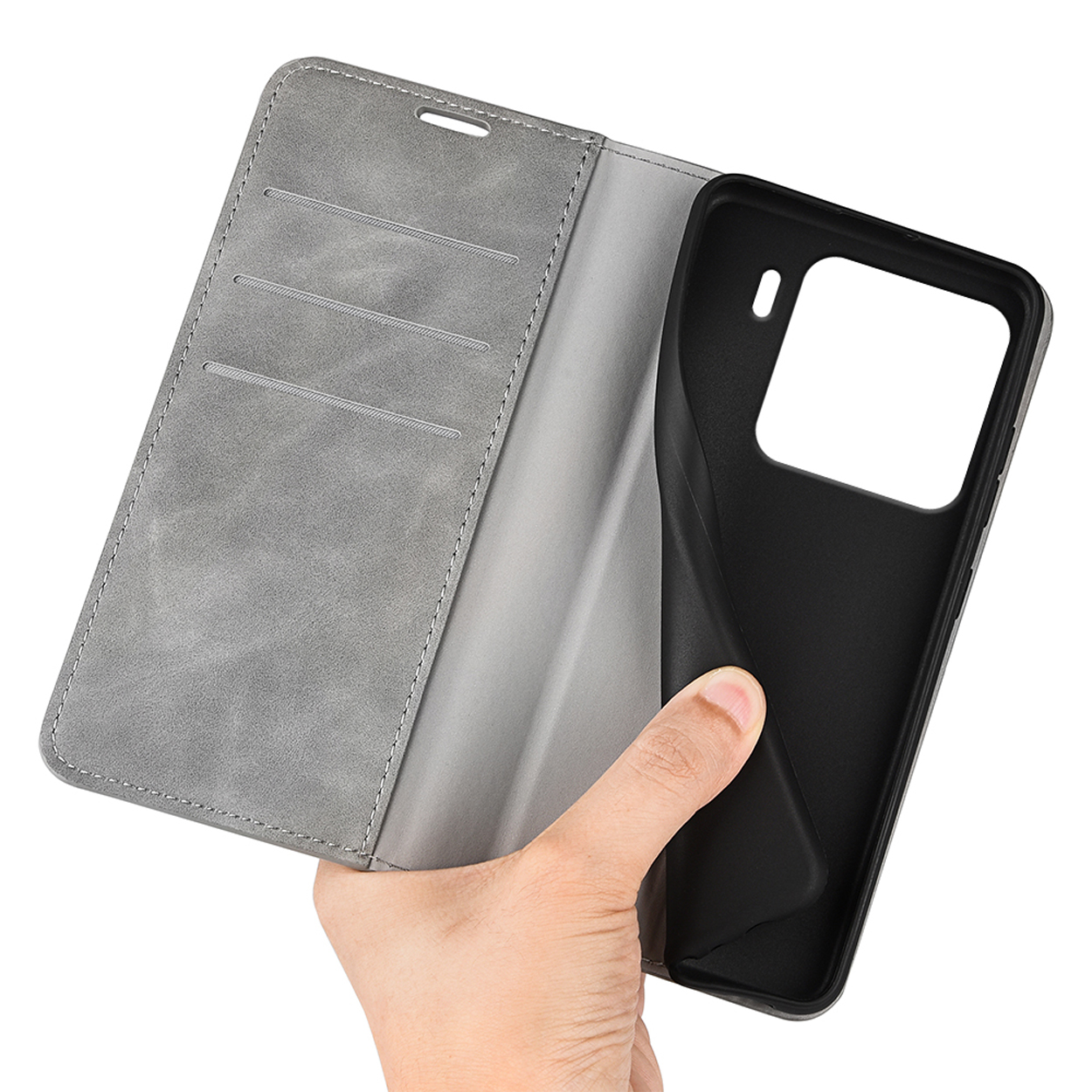 Une main tenant un téléphone et un étui gris. L'étui est ouvert, montrant des fentes pour cartes et l'arrière du téléphone.