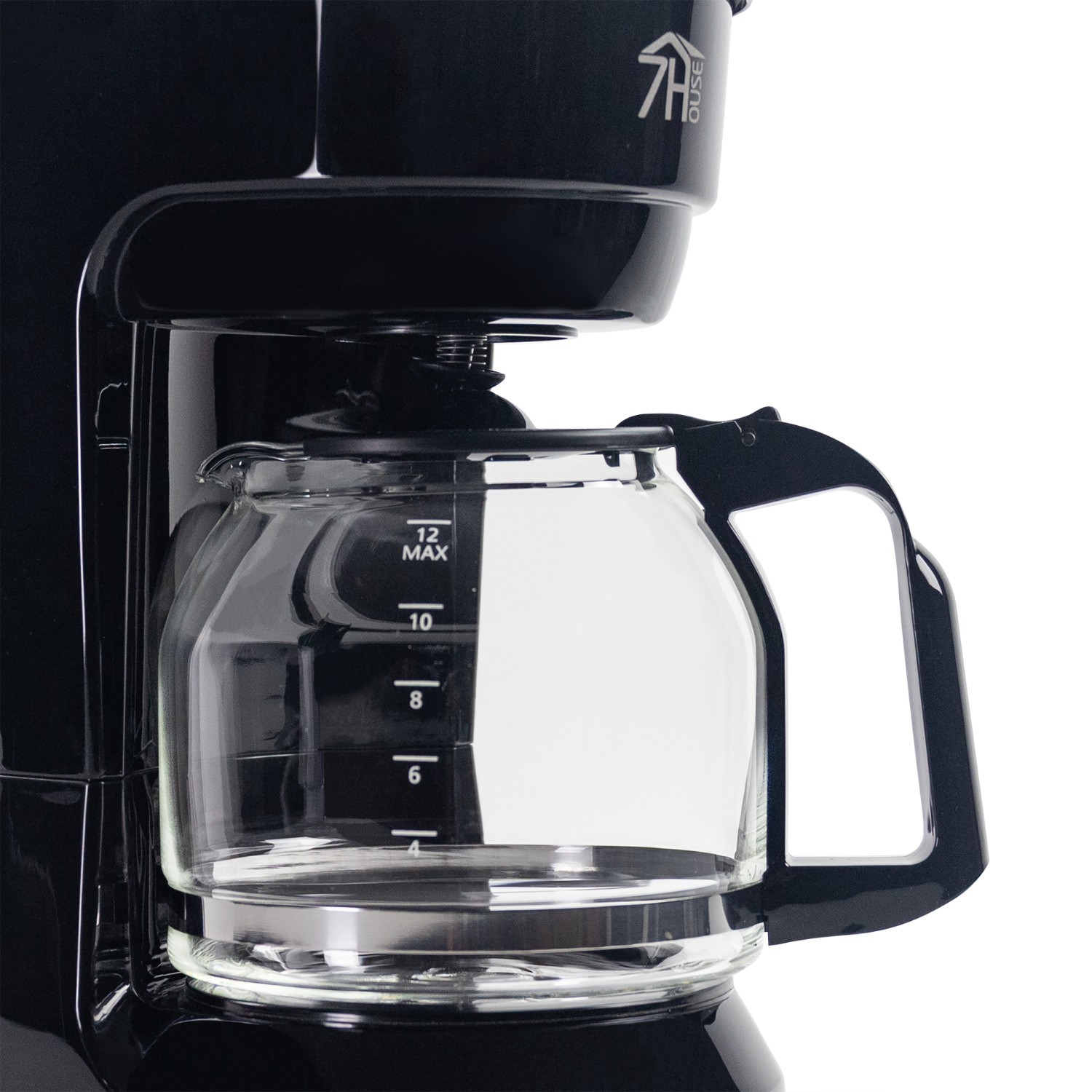 Cafetera negra con jarra de vidrio, mostrando marcas y un asa.
