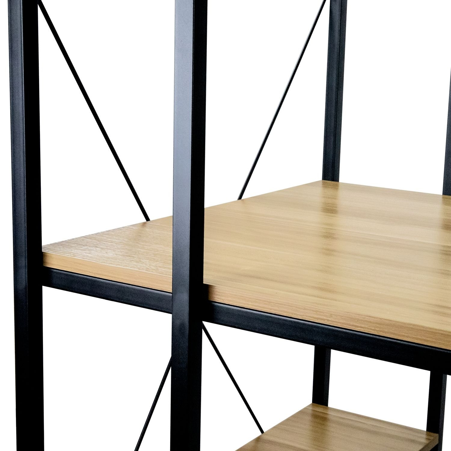 Primer plano del estante de escritorio de madera con marco de metal negro. Fondo blanco.