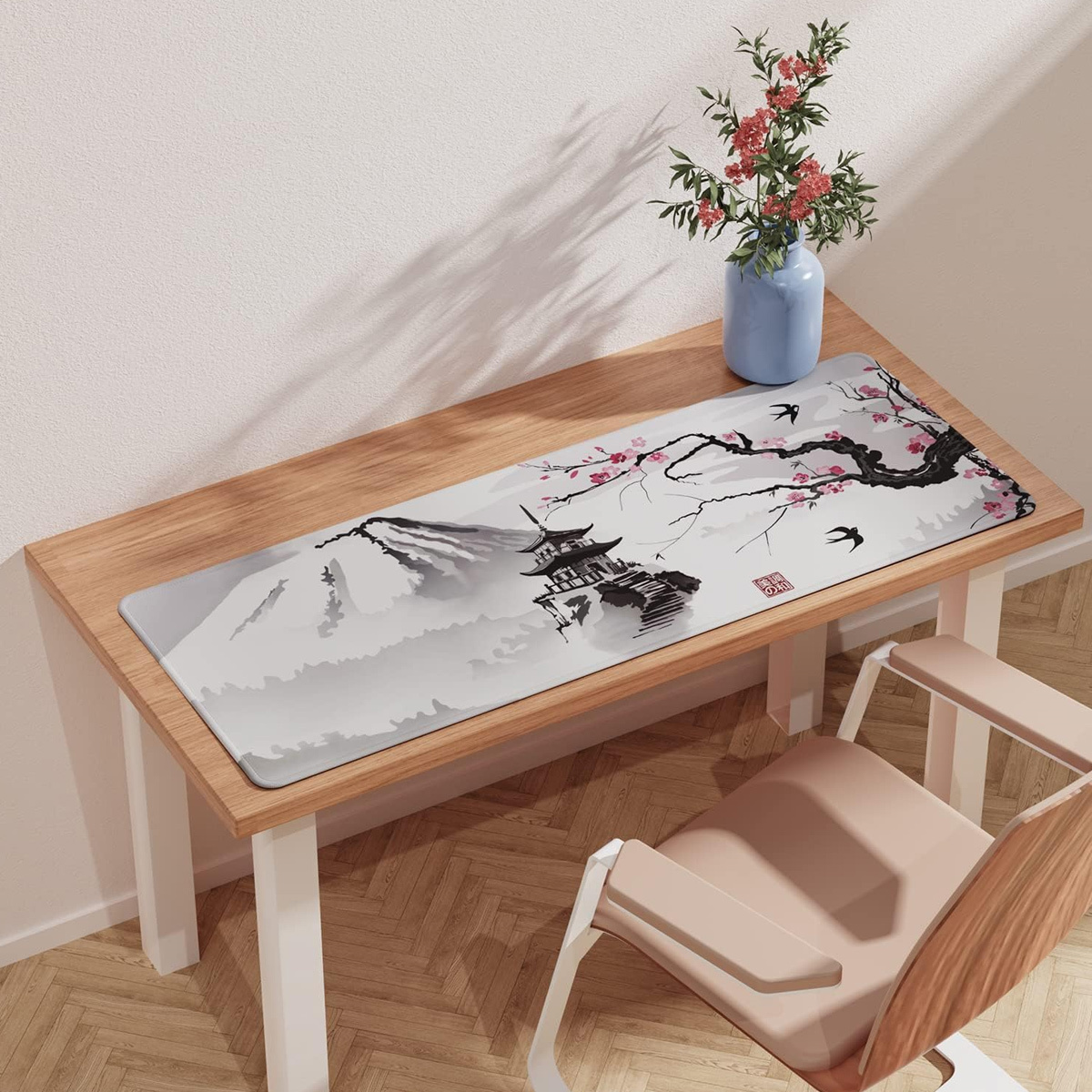 Mauspad mit japanischem Landschaftsdesign auf einem Holztisch mit Vase.
