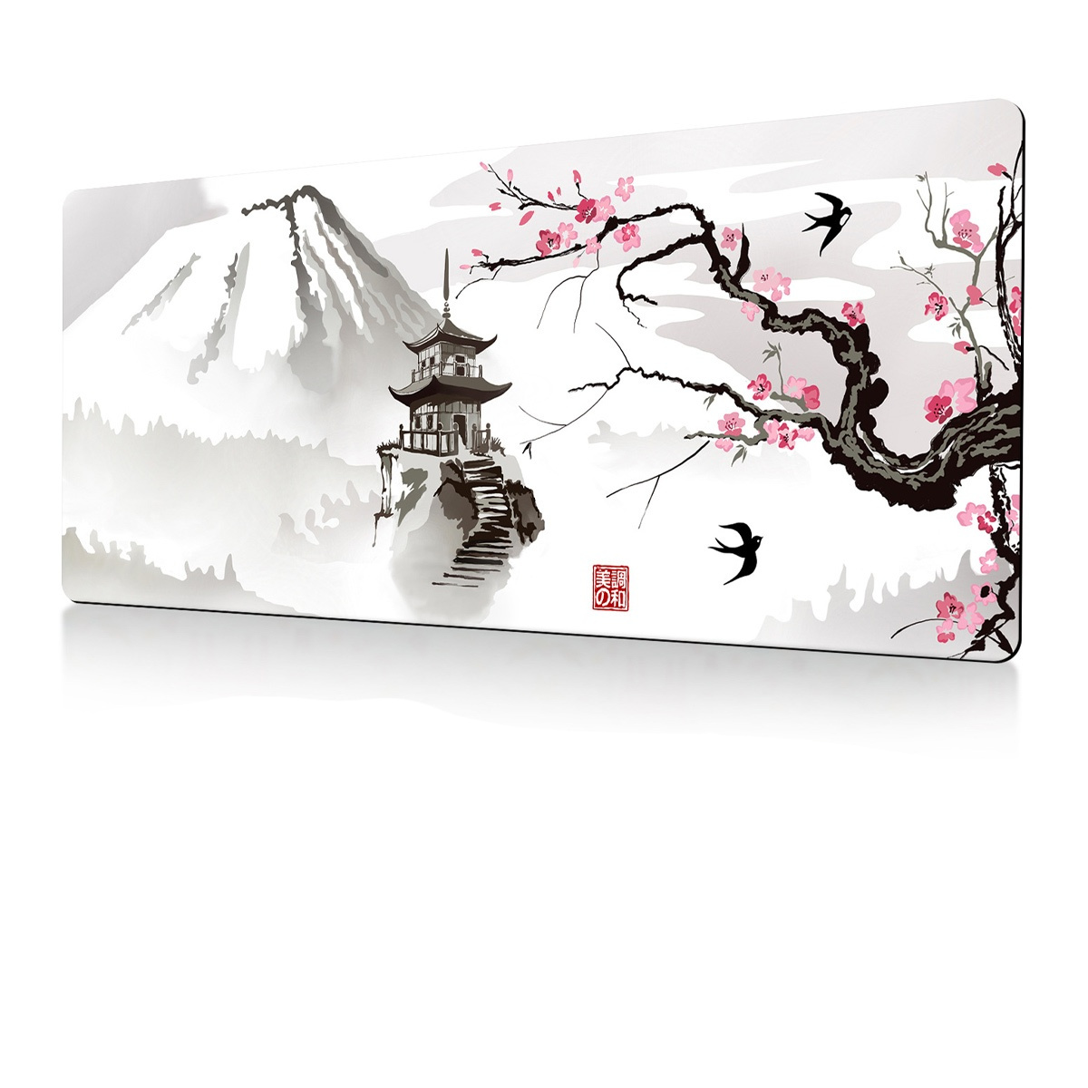 Ein Mousepad mit einer Landschaft im japanischen Stil. Es zeigt einen Berg, eine Pagode, einen Kirschblütenbaum und Vögel.
