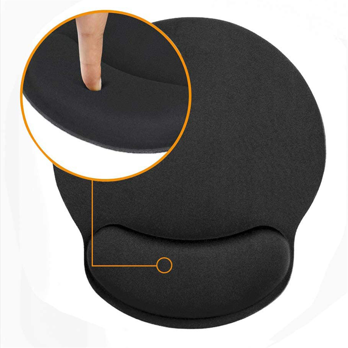 Ein schwarzes Mauspad mit Handgelenkauflage. Ein Finger drückt in die weiche, gepolsterte Handgelenkauflage.