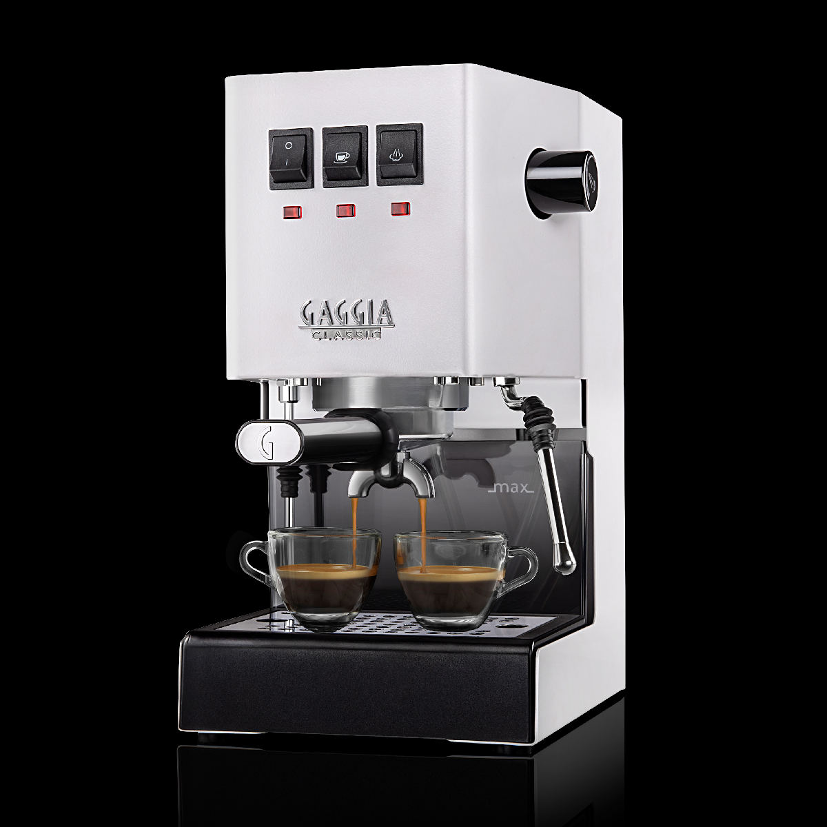 Witte Gaggia Classic espressomachine, twee kopjes espresso worden gevuld. Zwarte achtergrond.