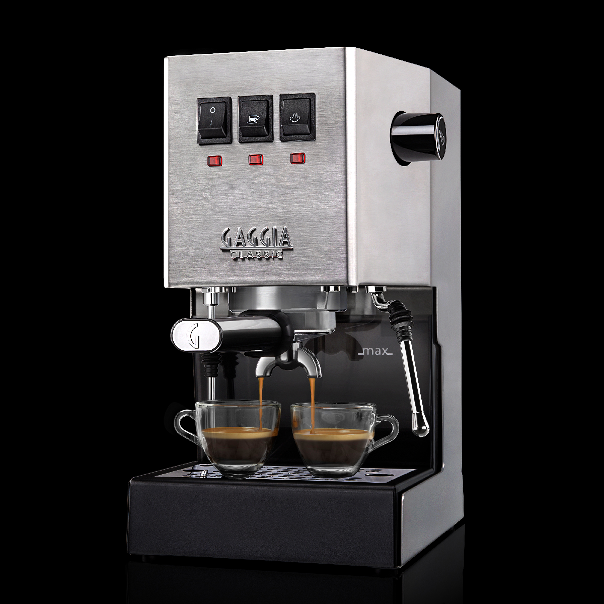 Srebrny ekspres Gaggia Classic. Dwie filiżanki napełniające się kawą.