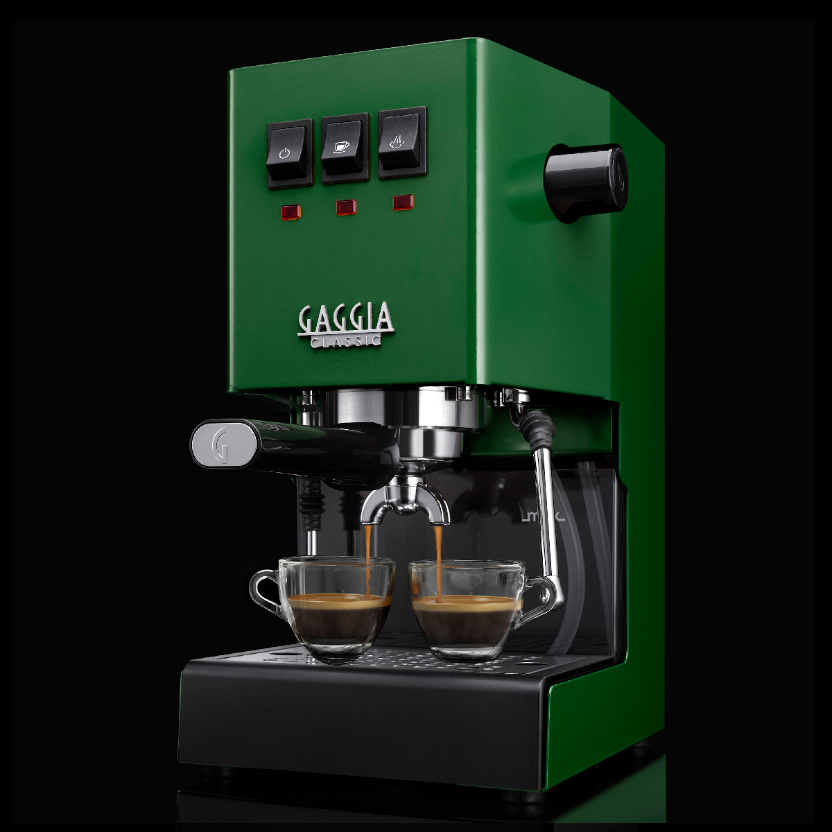 Groene Gaggia Classic espressomachine. Twee kopjes vullen.