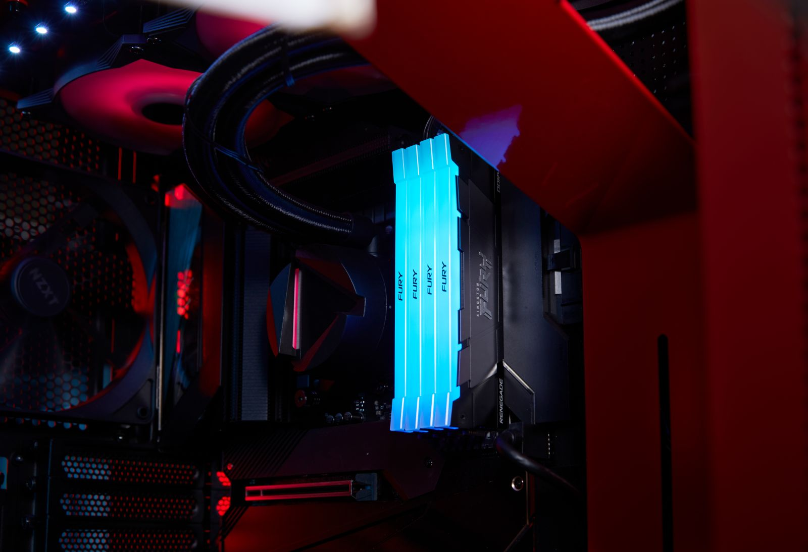Blaue LED-RAM-Riegel in einem Computer mit roten Akzenten.