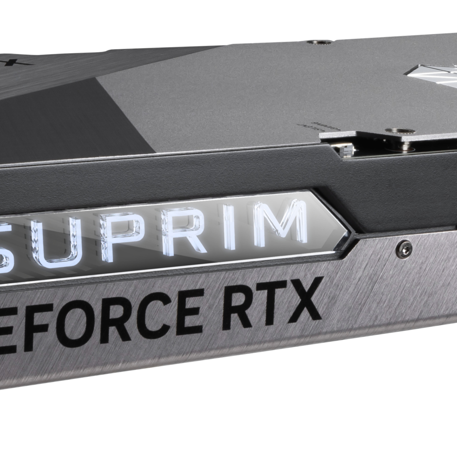Primo piano di una scheda grafica con il nome 'SUPRIM' e 'GEFORCE RTX' visibili su una superficie grigia.