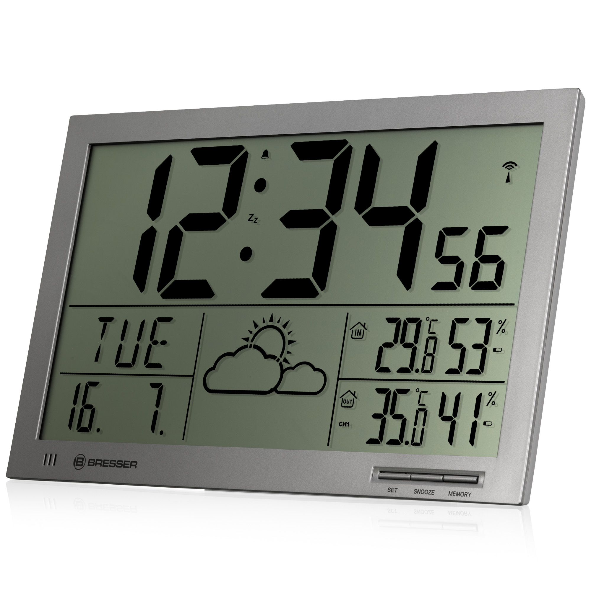 Un reloj digital plateado con pantalla verde, mostrando hora y temperatura.