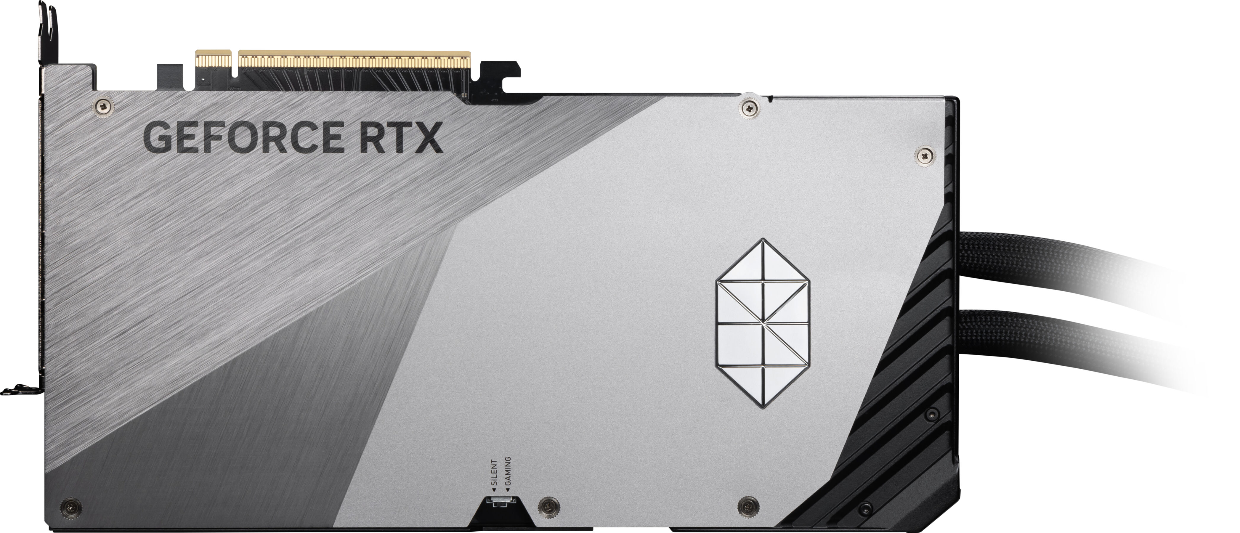 Una scheda grafica GeForce RTX argento e nera. Ha un design geometrico, il nome è stampato davanti. Cavi collegati.