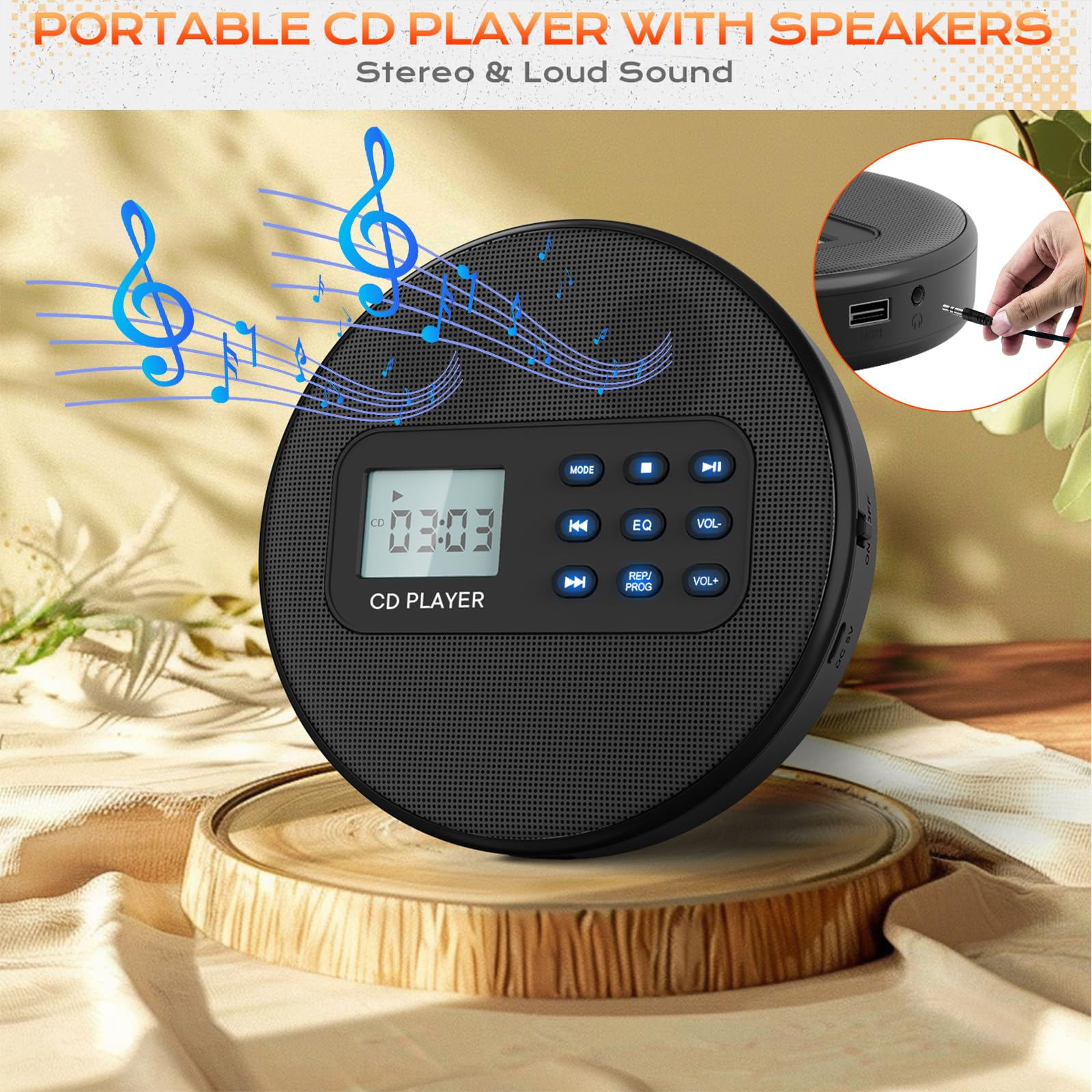 Ein schwarzer CD-Player auf Holzsockel mit Digitalanzeige. Zeigt Uhr und CD-Player-Bedienelemente. Eine Hand hält ein Kabel.