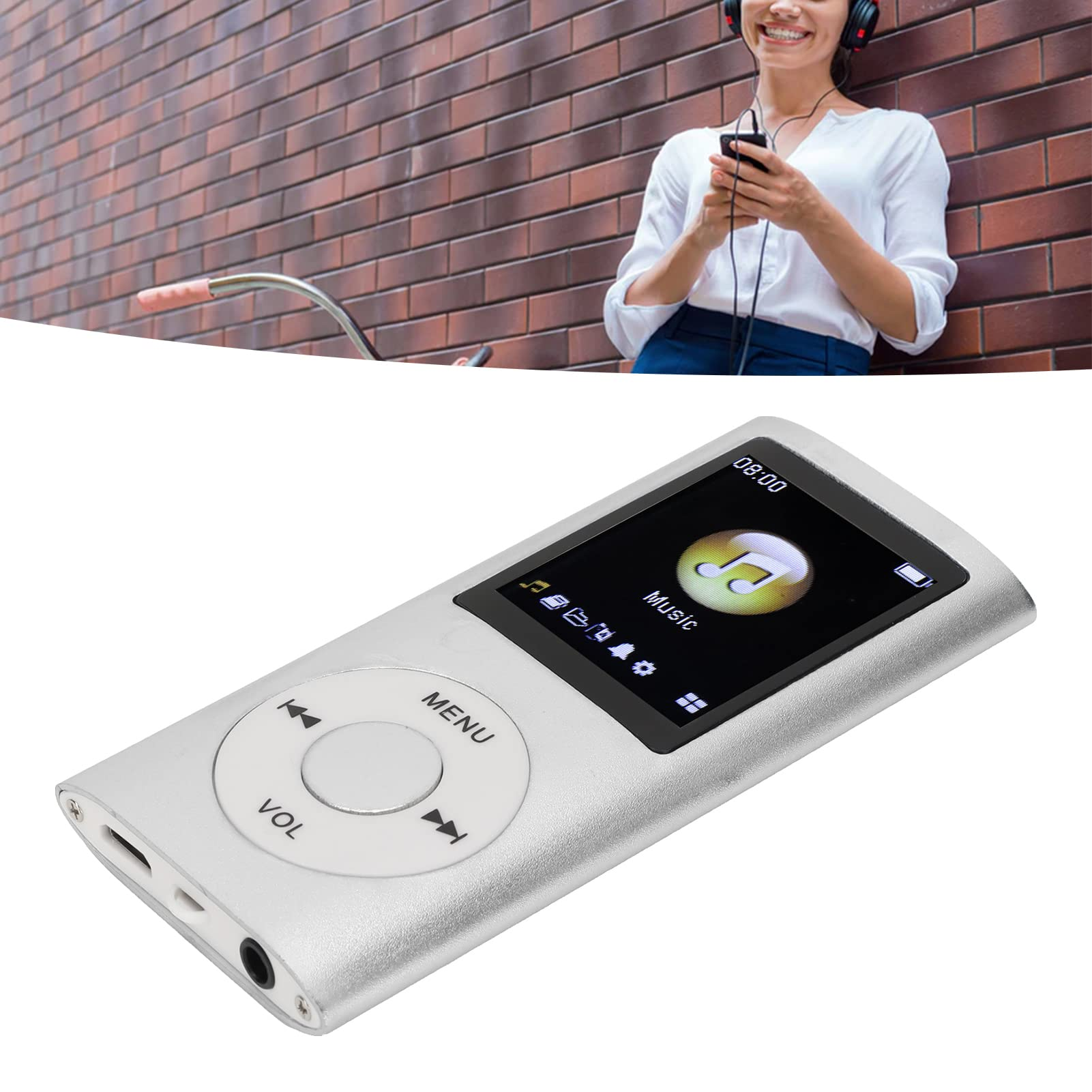 Eine Frau lächelt, während sie Musik mit einem Smartphone und Kopfhörern hört. Ein silberner MP3-Player ist im Vordergrund.