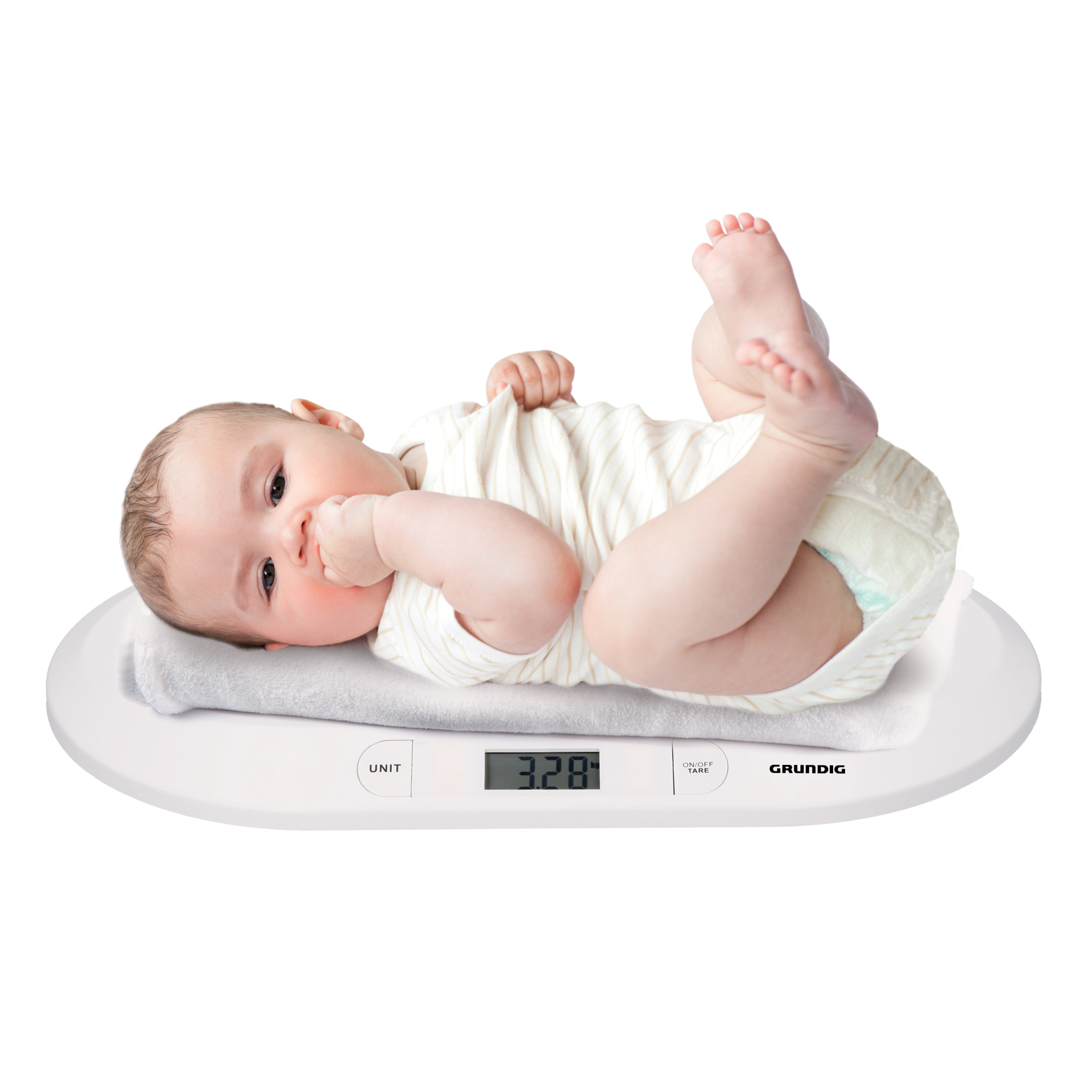 Baby auf Waage. Die Waage zeigt 3,28. Das Baby liegt auf einem Handtuch.