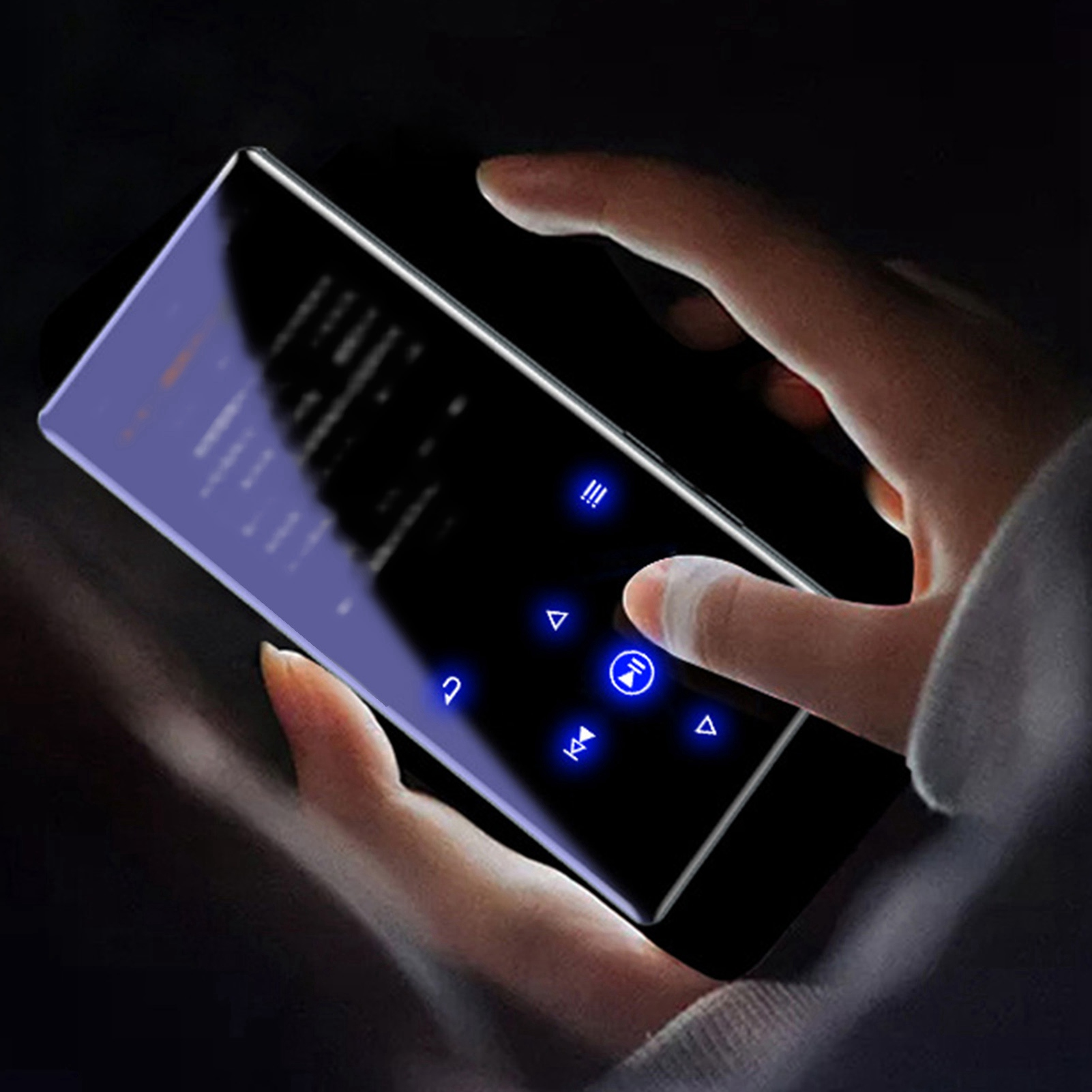 Hand hält einen schwarzen MP4-Player. Bildschirm beleuchtet, zeigt Bedienelemente. Dunkler Hintergrund.