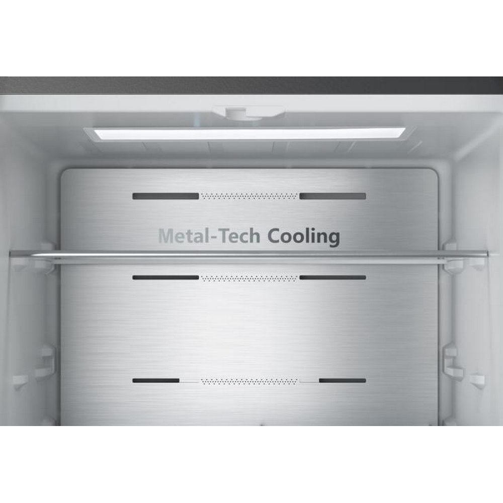 Interno di un frigorifero. Ripiani in metallo, una luce e le parole Metal-Tech Cooling sono visibili.