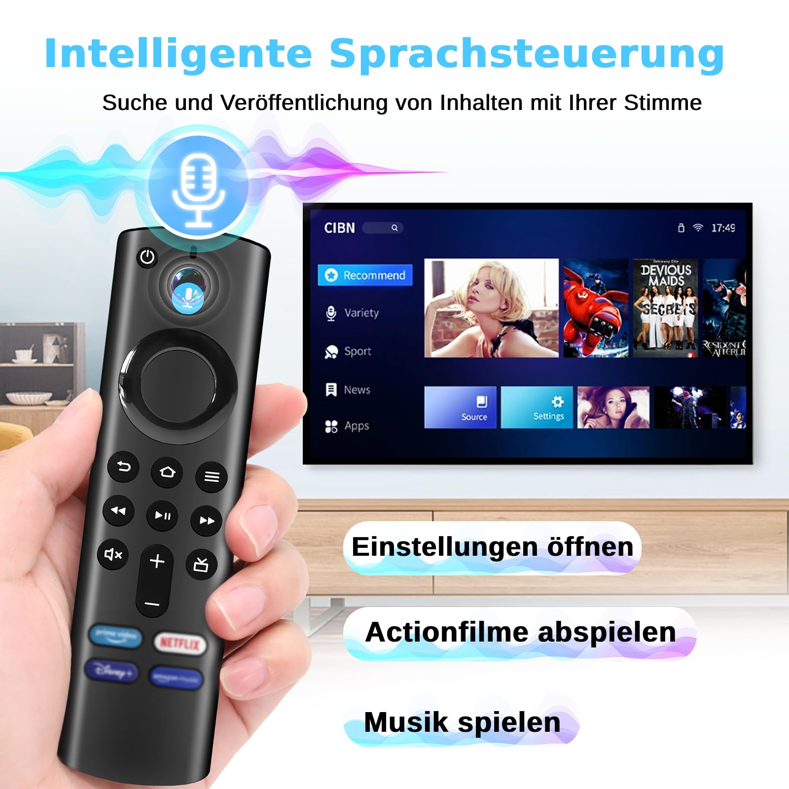 Hand hält Fernbedienung mit Mikrofon-Symbol, Fernseher im Hintergrund.
