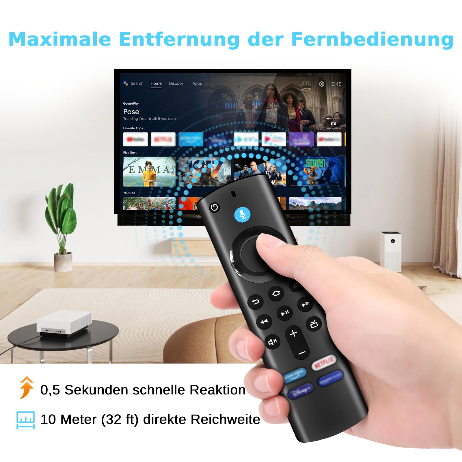 Hand hält Fernbedienung in Richtung Fernseher, Pflanze und Tisch daneben.