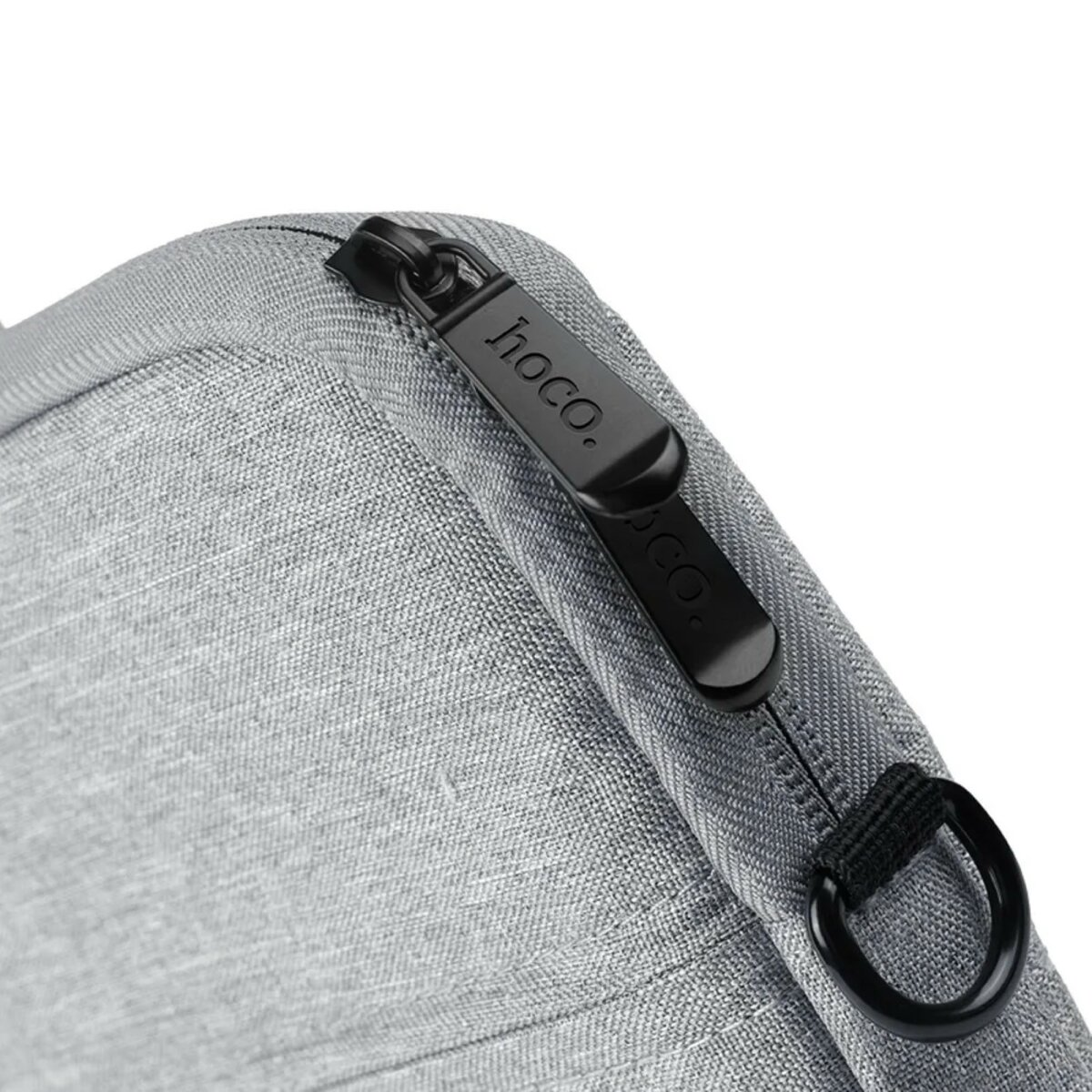 Nahaufnahme einer grauen Laptoptasche mit schwarzem Reißverschluss und Griff.