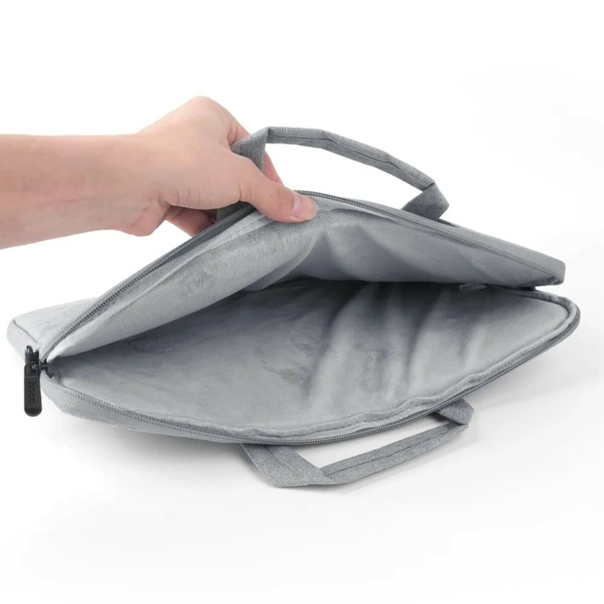 Offene graue Laptoptasche mit Griff und Reißverschluss.