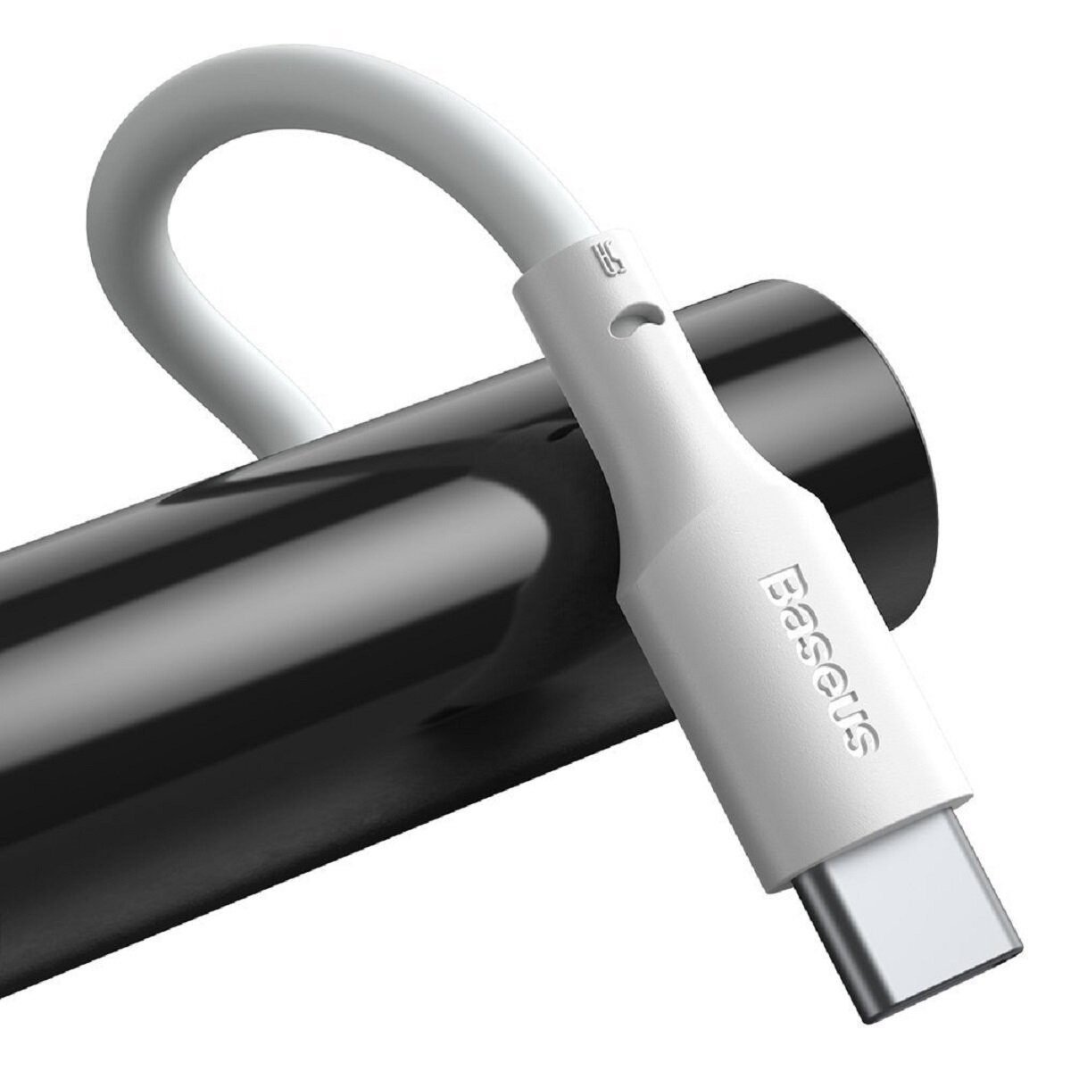Biały kabel USB-C firmy Baseus, zwinięty, z czarnym obiektem w tle. Logo Baseus widoczne na złączu.