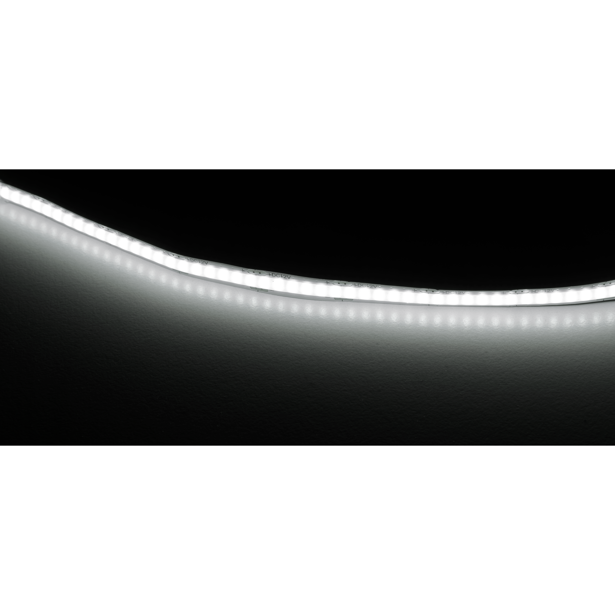 Weiße LED-Streifenbeleuchtung auf schwarzem Hintergrund.