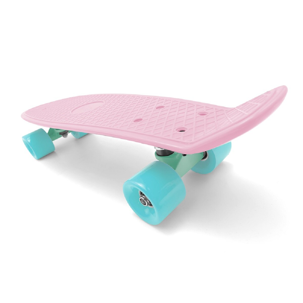 Rosa Skateboard mit blauen Rädern, auf weißer Oberfläche, Winkelansicht.