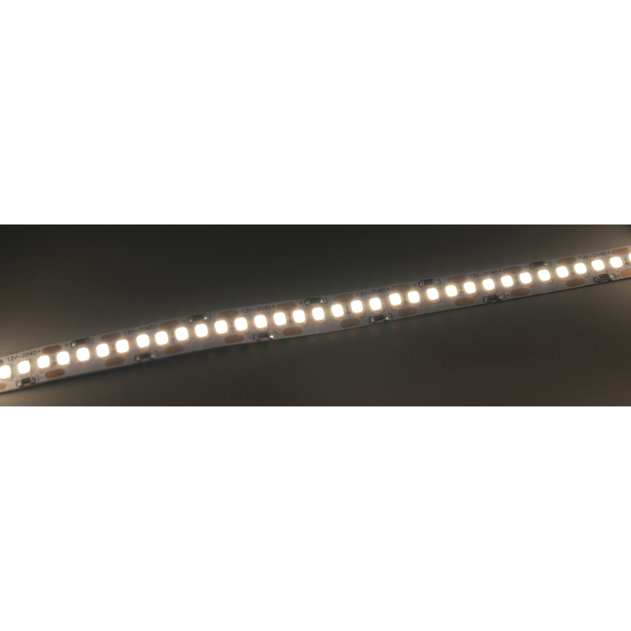 Ein Streifen von LED-Leuchten wird gezeigt. Die Lichter strahlen ein helles weißes Licht aus.